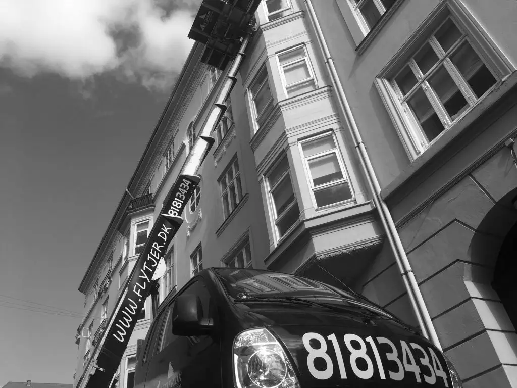 Flyttelift foran en etageejendom til effektiv flytning.